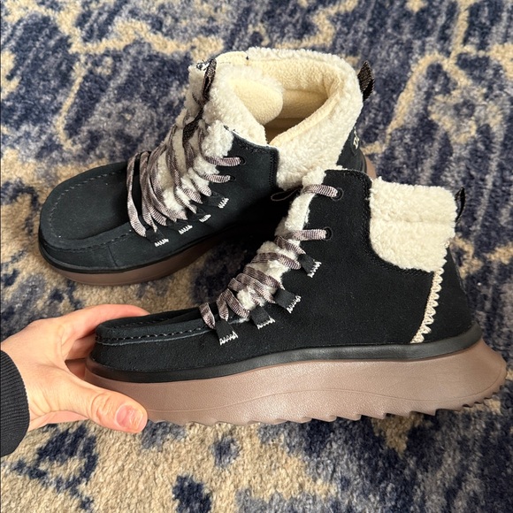 Women’s Hey Dude slip on Cozy Black and Cream Boots - Picture 4 of 8